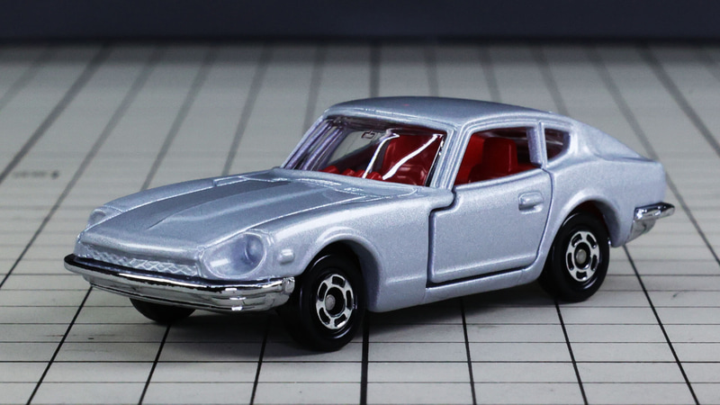 大胆なほどのフロントの低さとキャビンの立ち上がりが感じられます