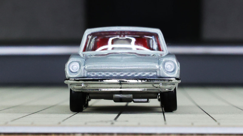 左右わきのヘッドライトとフロントグリルのメッシュを再現しています