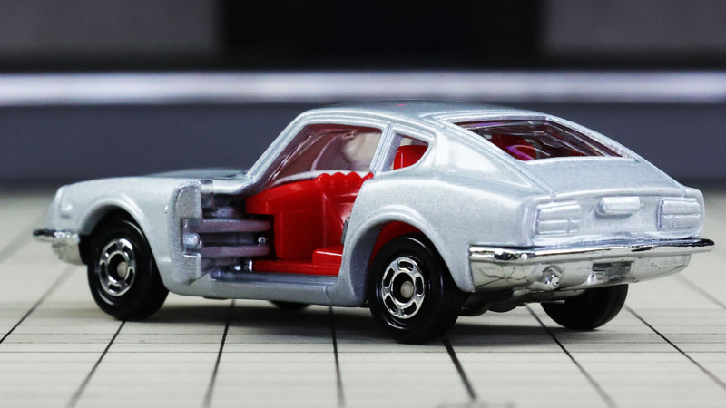 伝統のダッシュボード上の3連メーターまでモールドされています