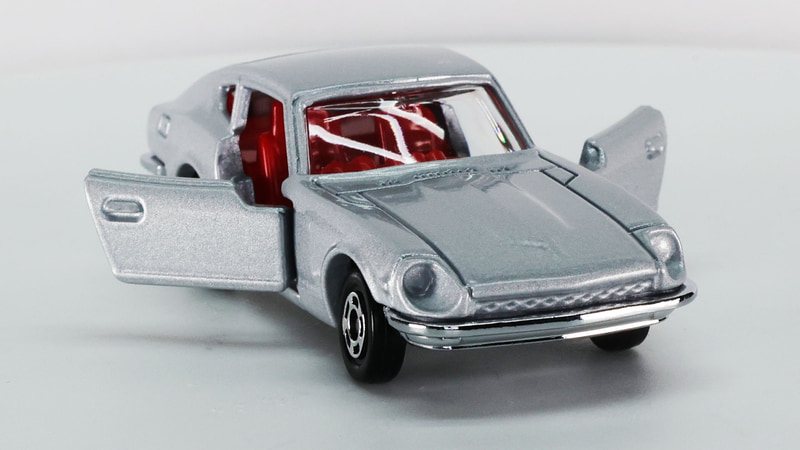 赤い内装がシルバーのボディに映えます！