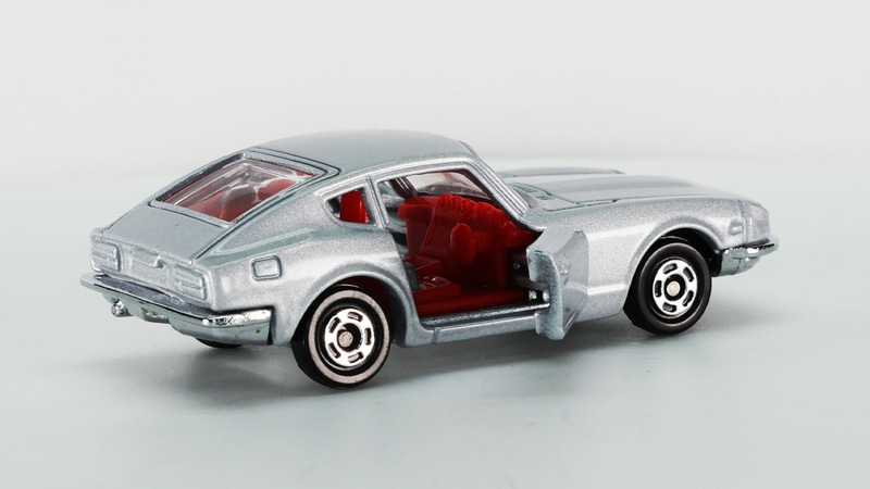 赤い内装がシルバーのボディに映えます！