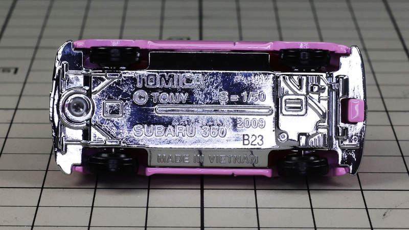 底面：クロームメッキのシャーシ