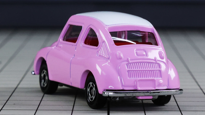 エンジンルームの廃熱スリットが見えます