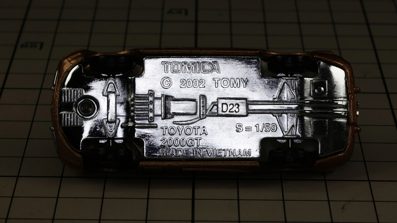 底面：クロームメッキのシャーシ