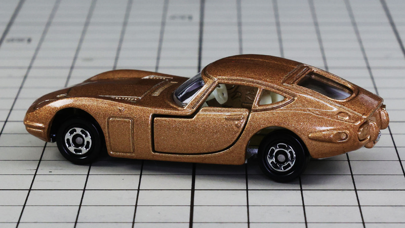 変わって助手席側にはエアクリーナーボックスとウォッシャータンクが入っています