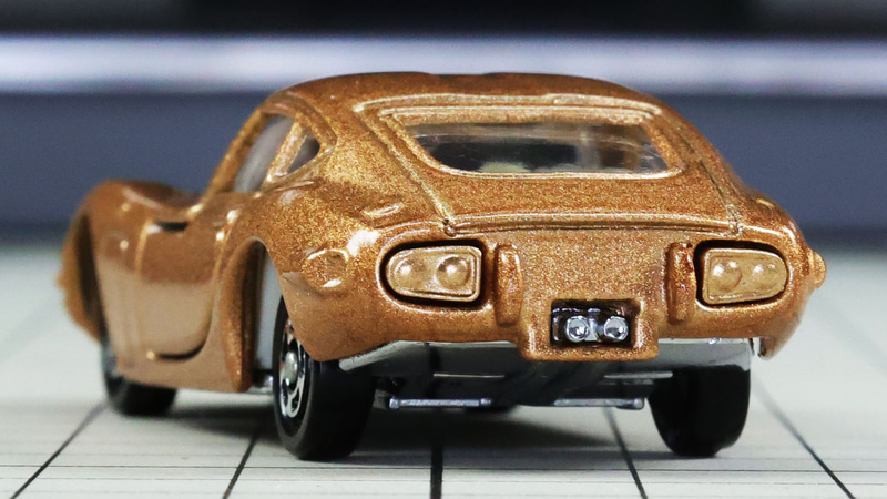 リアのコンビランプ部は別パーツですがこちらもゴールドです