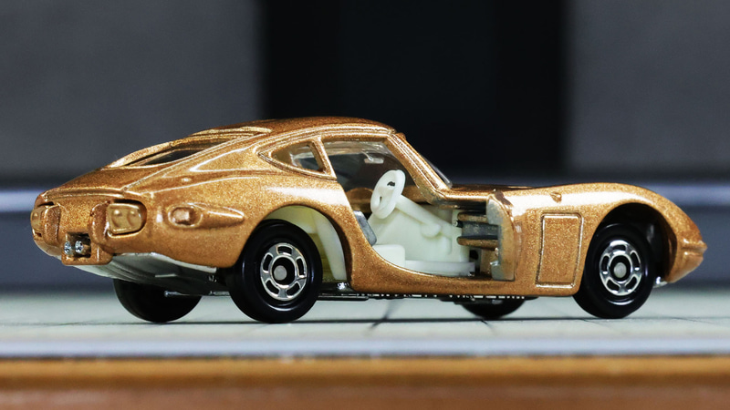 ドアを開けると見える内装はトミカでもピカイチのディテールです