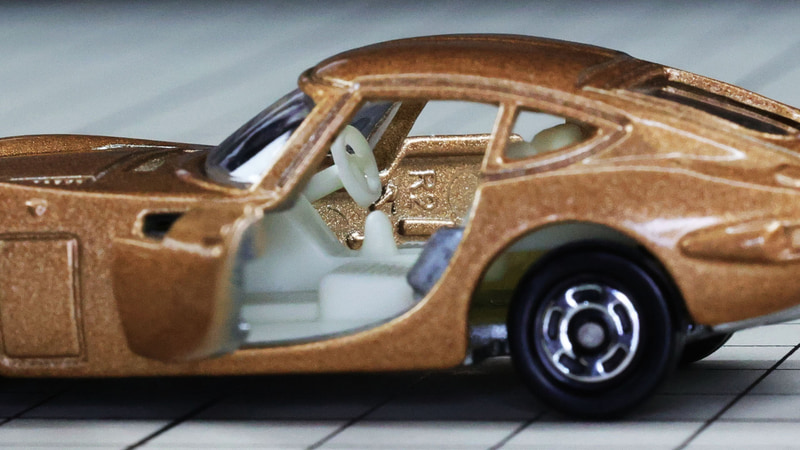 白い内装とゴールドのボディは神々しさを感じます