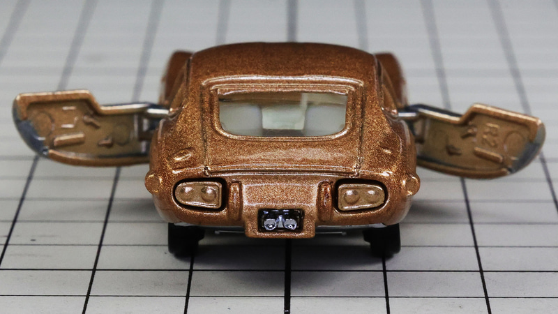 白い内装とゴールドのボディは神々しさを感じます