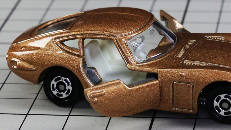 白い内装とゴールドのボディは神々しさを感じます