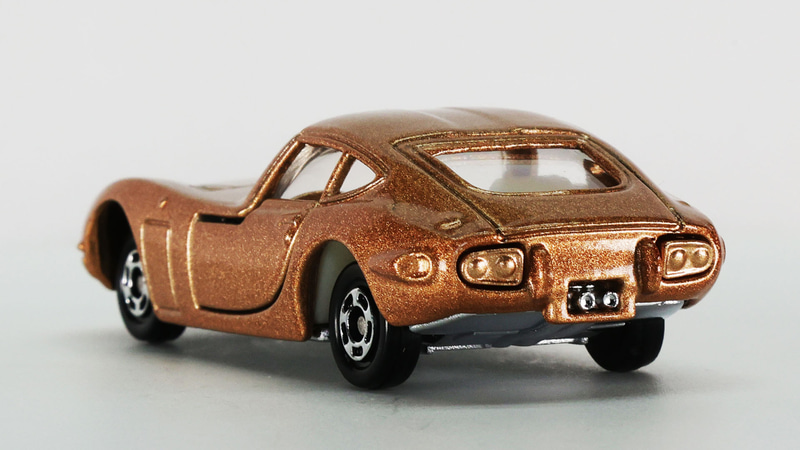 視点を上げてみると2000GTの全体像が見えてきます