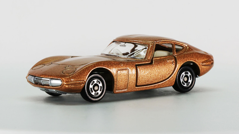 低いボンネットと両サイドのタイヤハウスの盛り上がりの対比がセクシー！