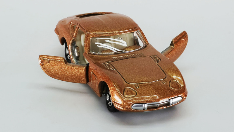 やっぱりドアが開くトミカは楽しいですね