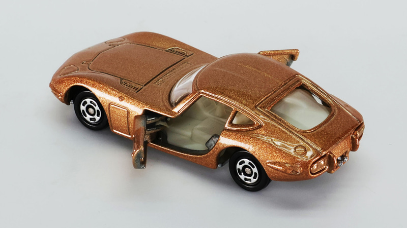 やっぱりドアが開くトミカは楽しいですね