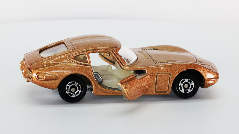 白内装のシートには縫い目のディテールもあります