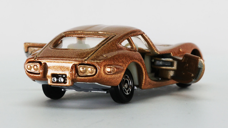 乗り込み時の脚の移動も考えられたドアの形状