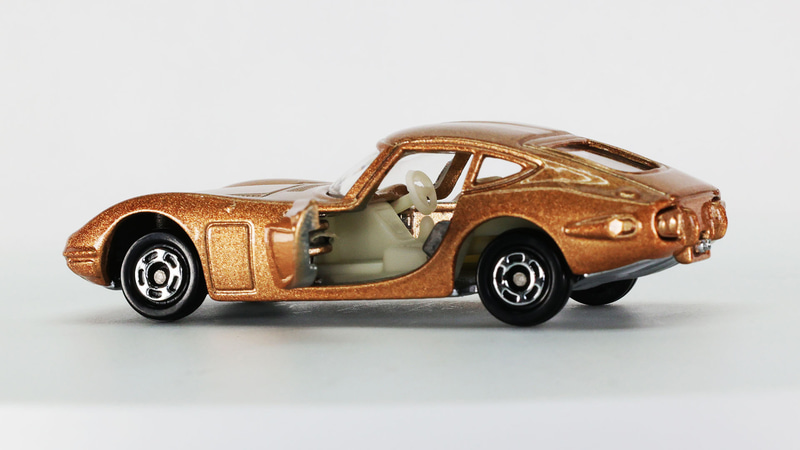 乗り込み時の脚の移動も考えられたドアの形状