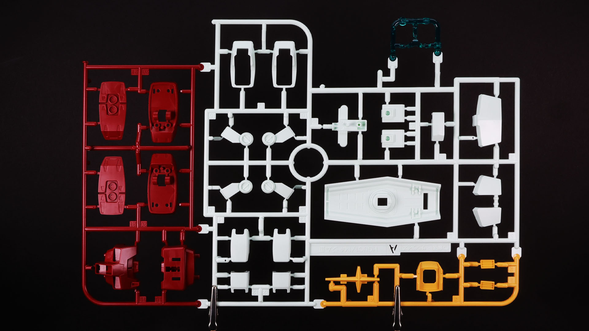 A:4色成型のカラフルな部位を集めたランナー