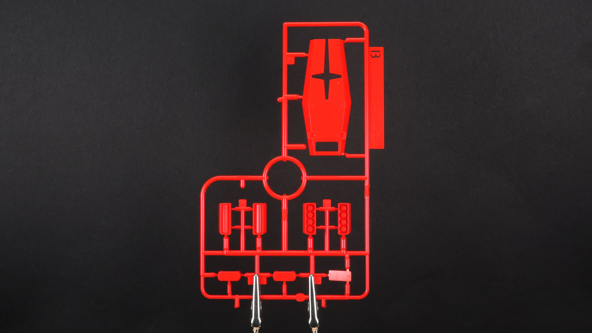 B:シールドと肩部ミサイル・ポッドの前方部