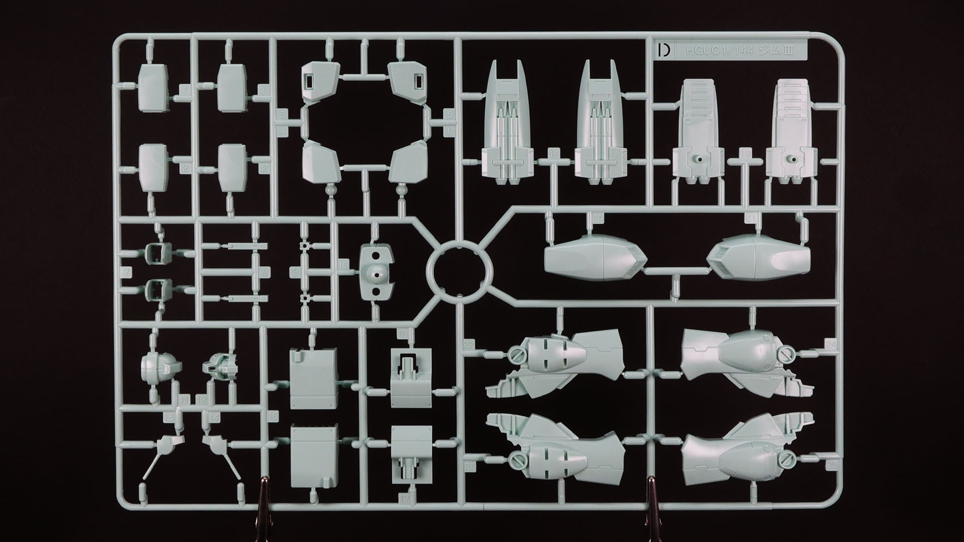 D:主にホワイトの外装、ミサイル・ポッド