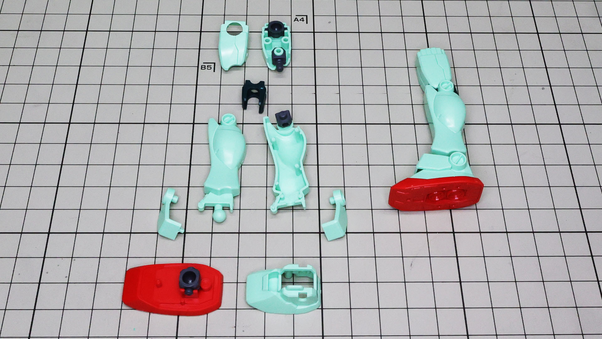 装甲内にポリパーツを組み込んでいきます