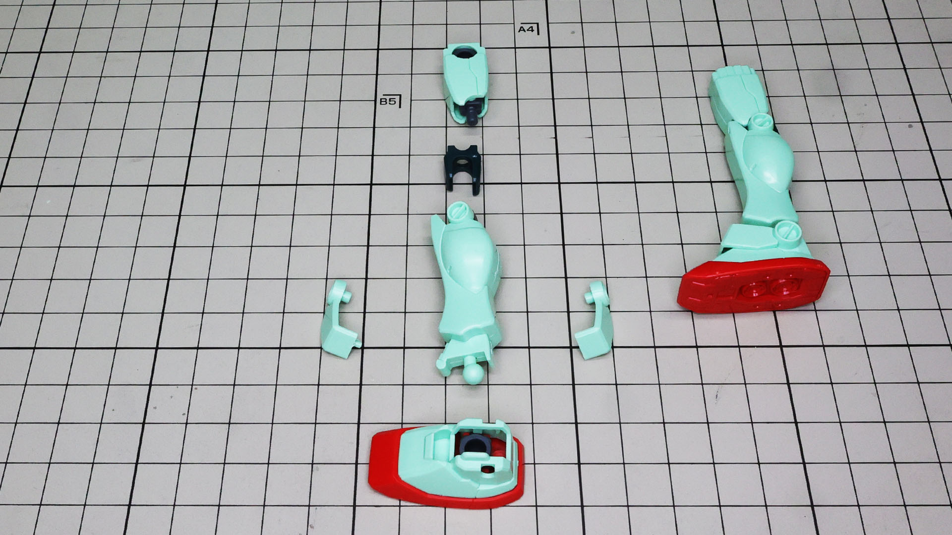 大腿部と脛下を関節カバーパーツでディテールアップと関節部塗装にも対応！