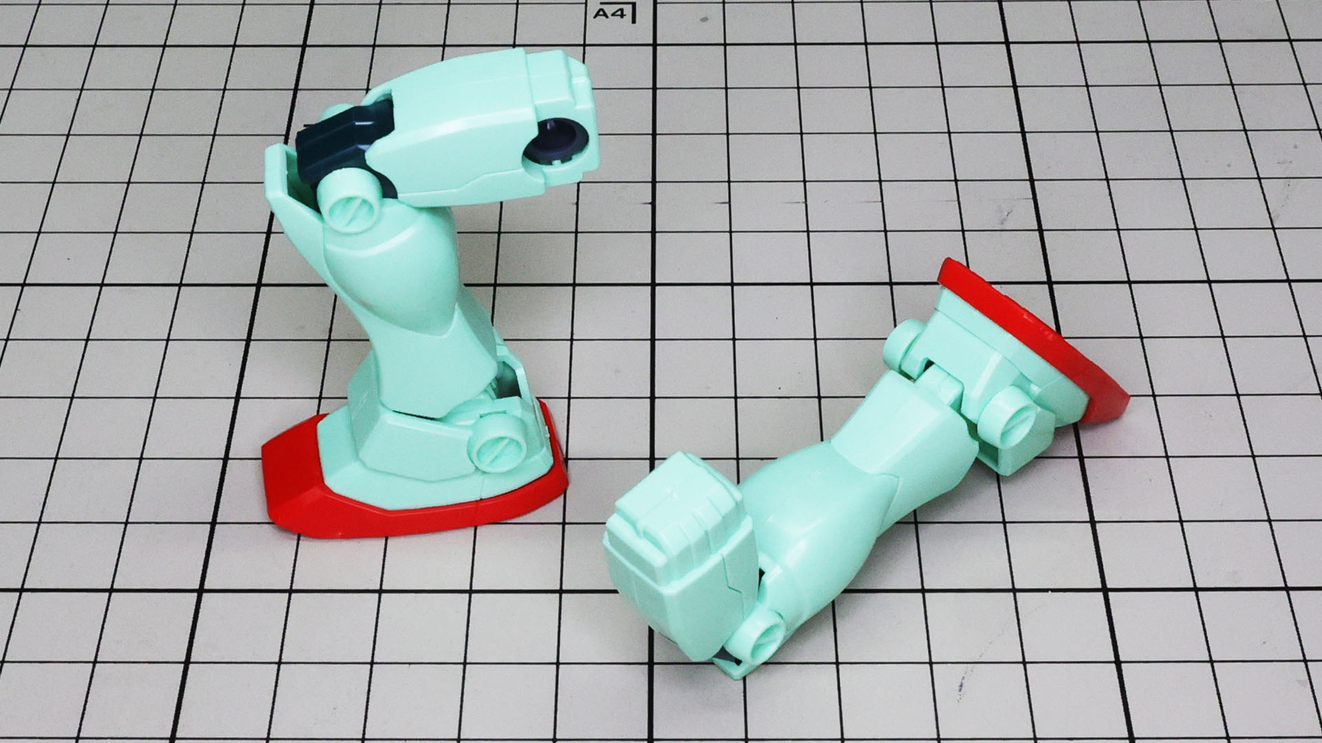 膝関節を曲げてもメカディテールが露出することでリアリティが増します