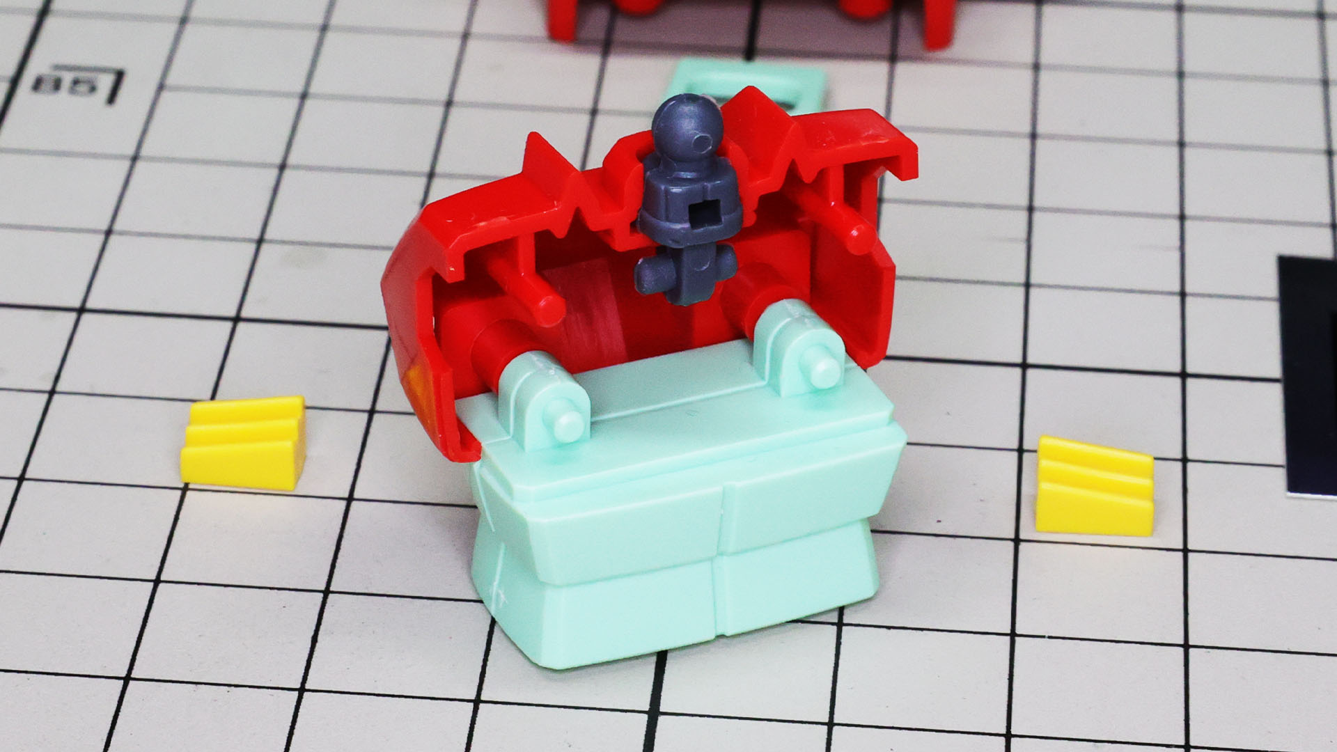 首部のポリパーツの回転軸は使わずに固定、大胆な設計です