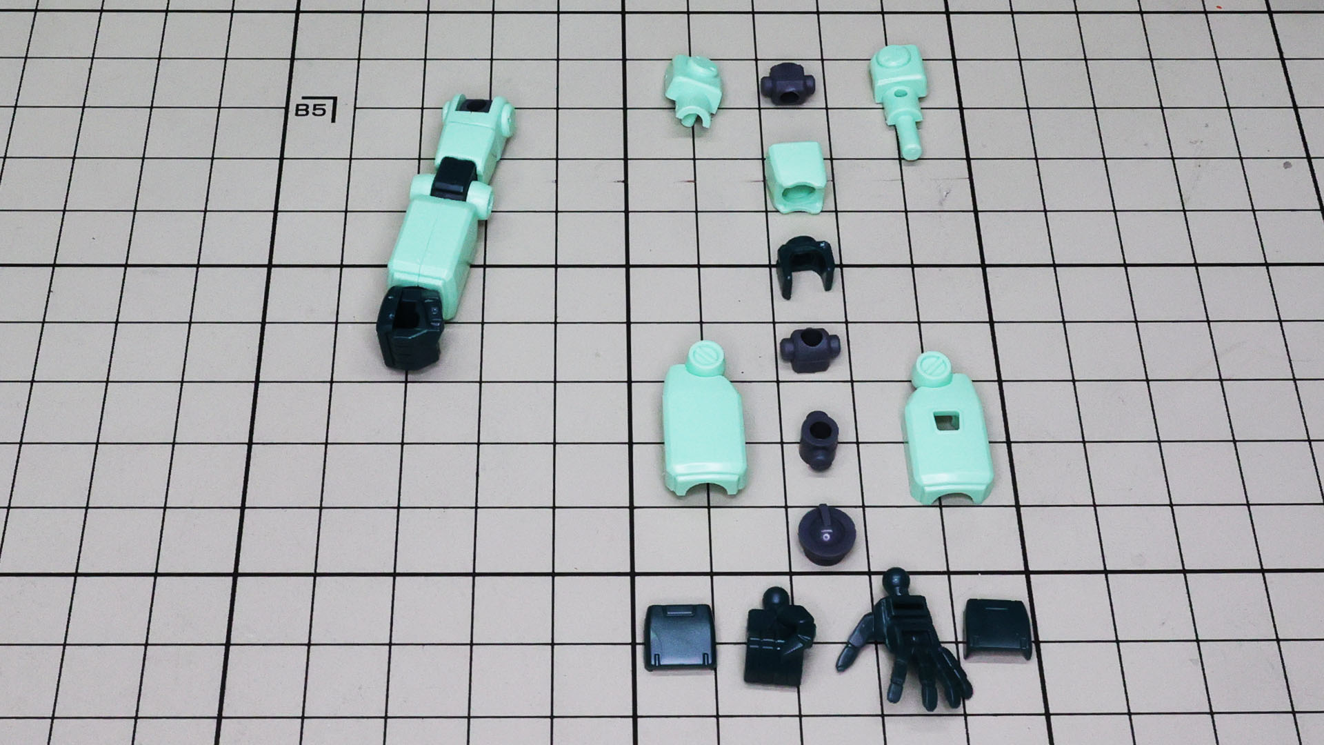 脚部同様、現在のHGシリーズにつながる組みやすさを考慮したフレーム構造の“はしり”ともいうべき設計が垣間見えます