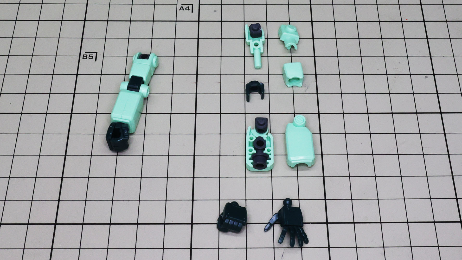 ポリパーツを装甲内に組み込み、張り合わせます