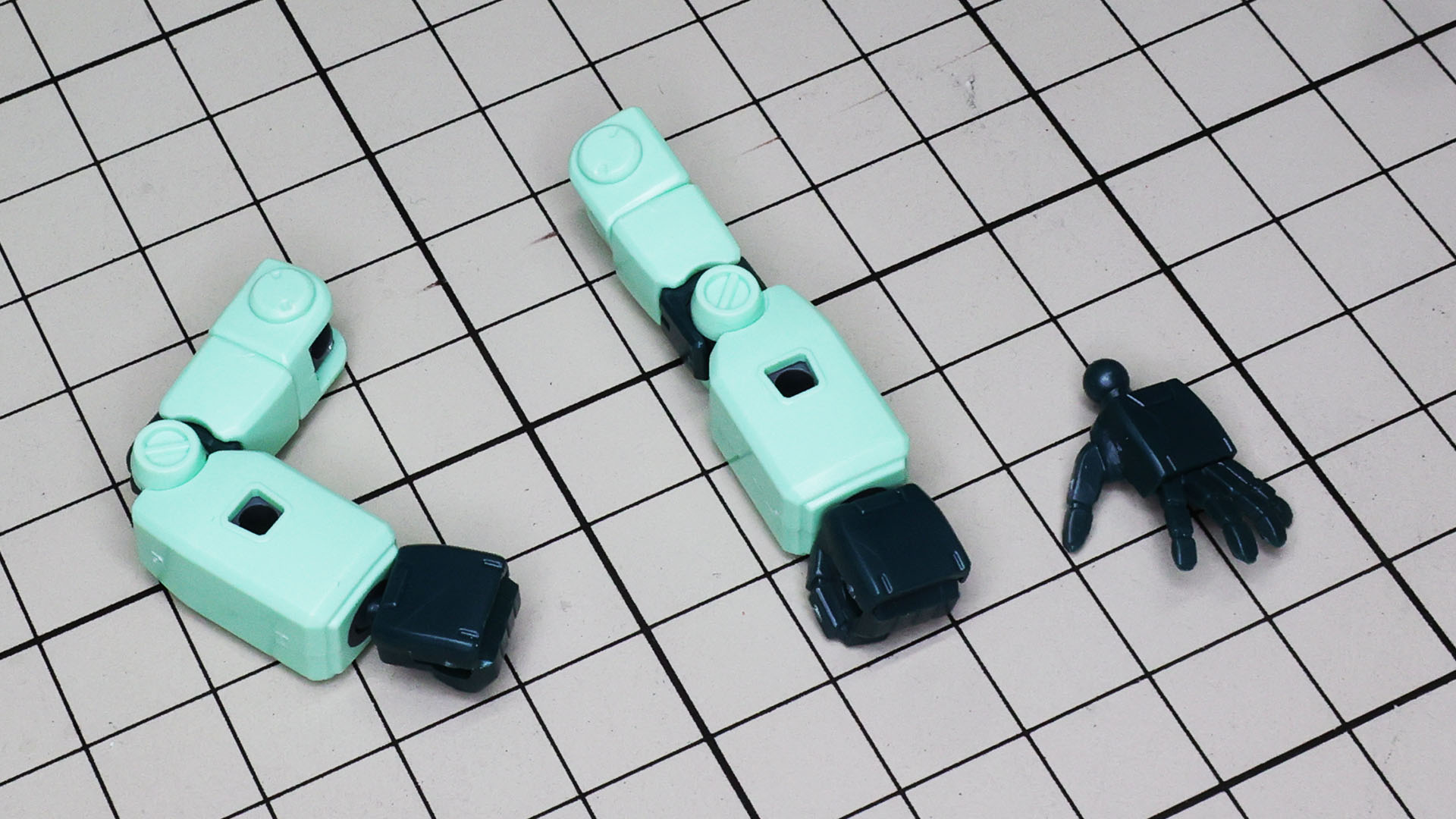 豊富なハンドパーツが用意されるようになった時期のガンプラでもありますね