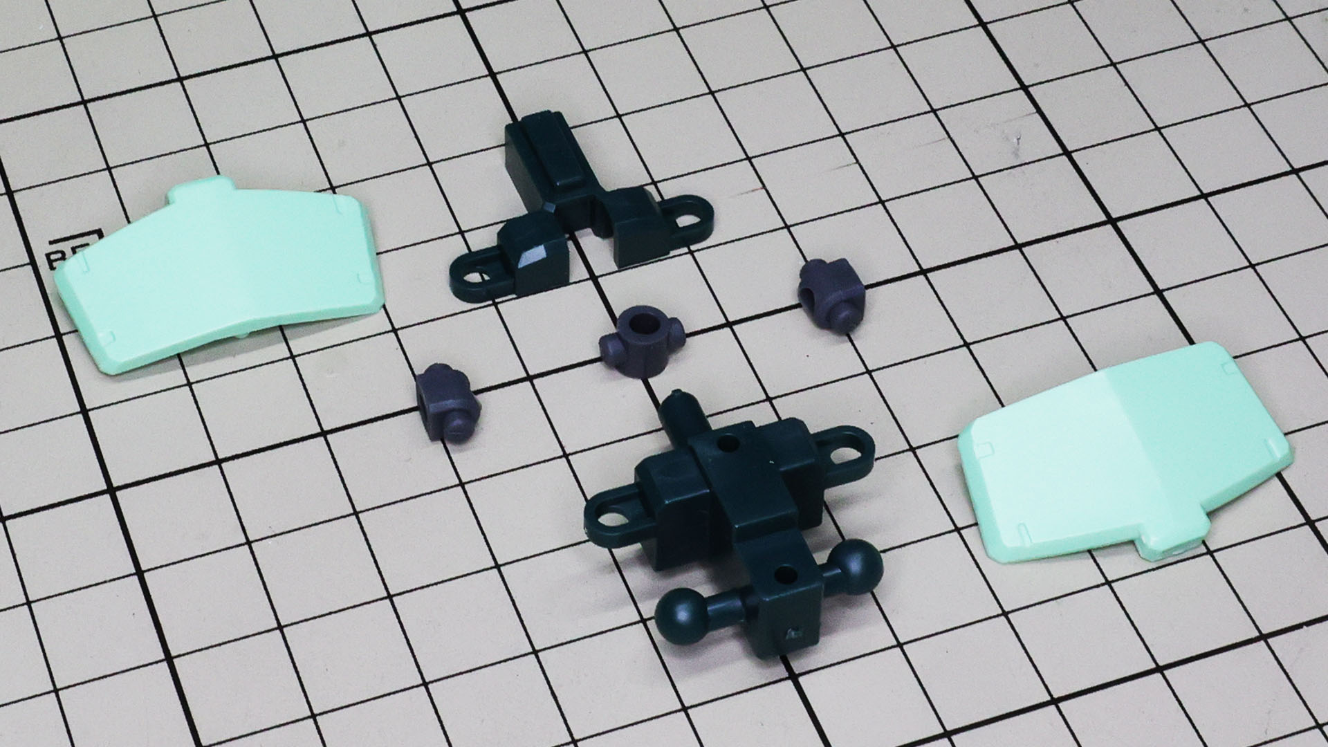 このころからだいぶ定型になりつつあった腰部のパーツ割り。とくにガンダムタイプは前後左右の装甲の設計が共通になっていました