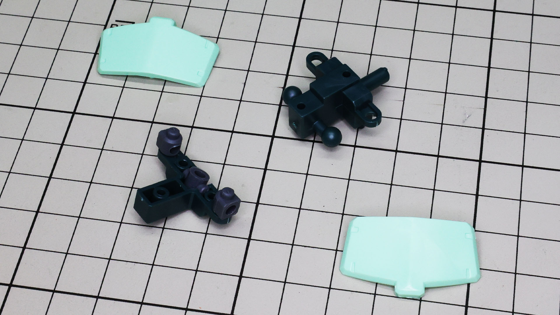 左右にポリパーツ、前装甲も若干の上下スイング可動ができます