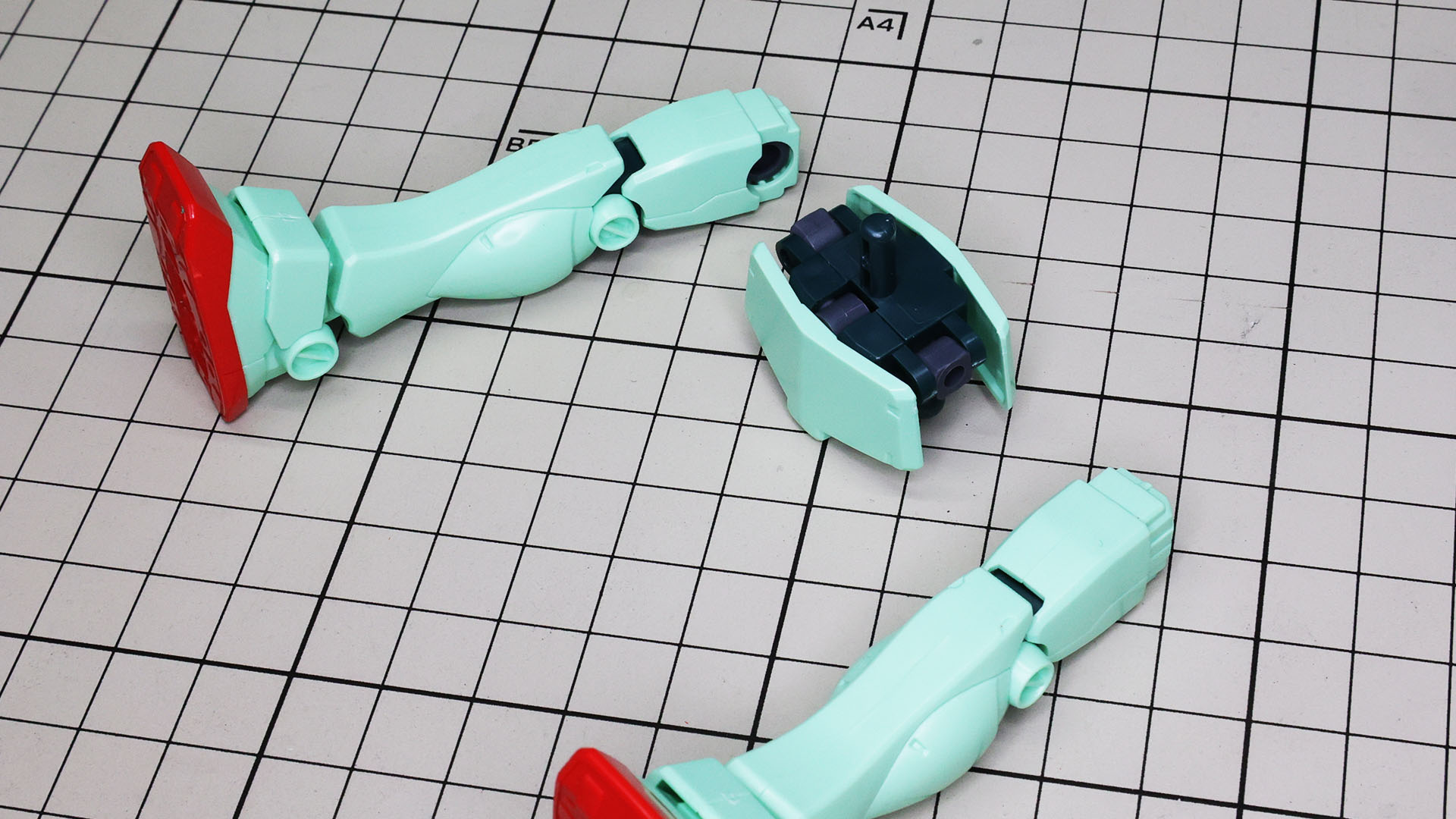 脚部を組み込んで……