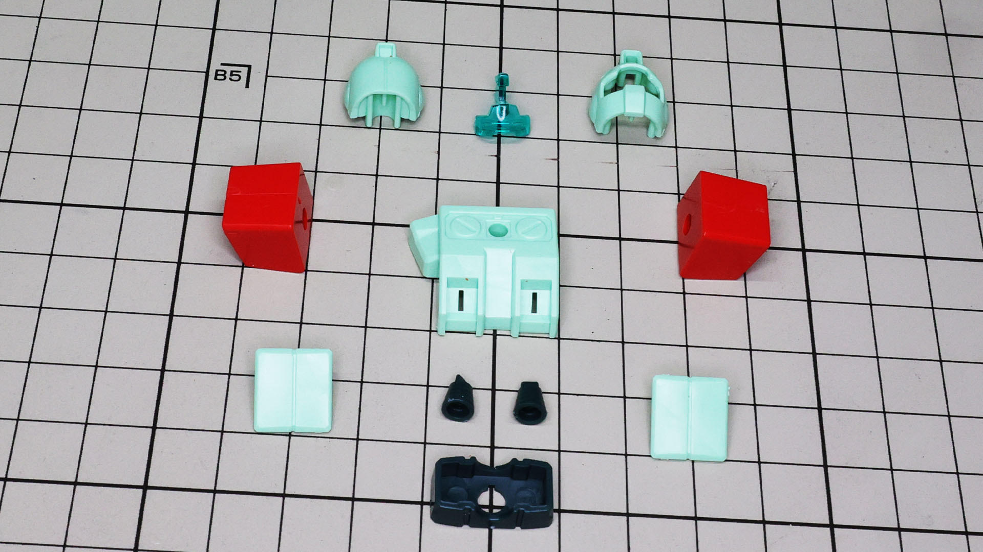 頭部は3パーツ、1ピースで成型された肩装甲は当時驚きました