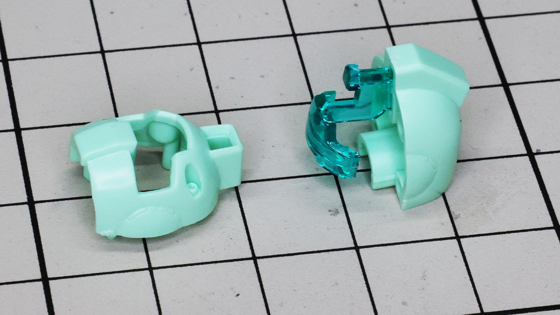 大胆な頭部構造。内部メカはなくクリアーパーツで中は中空なのでクリアーパーツ裏を塗って表現する方法がありました