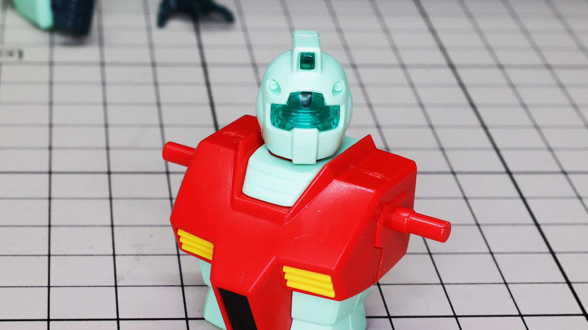 よく見るとクリアーパーツ内が透けているのがわかりますね