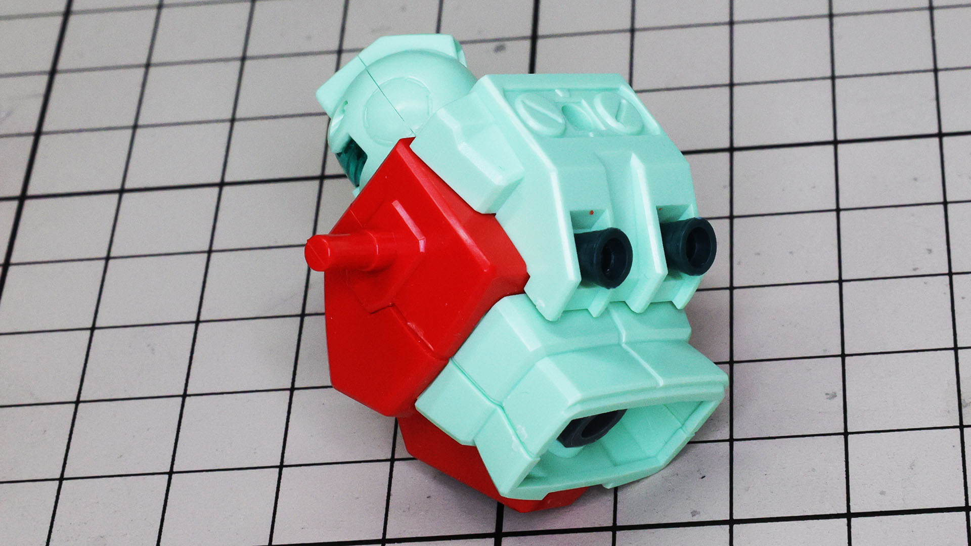 白いランドセルの左側にのみビーム・サーベルラックがあります