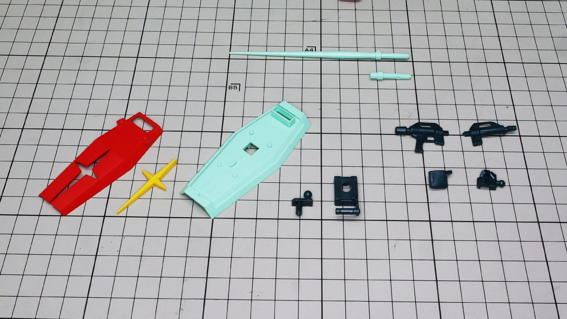 装備はビーム・スプレー・ガン、ビーム刃が付いたビーム・サーベル、シールドとなります