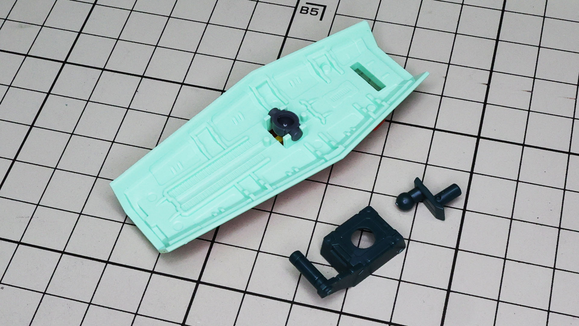 基部にポリパーツを組み込んでマウントのボールジョイントを受け止めます