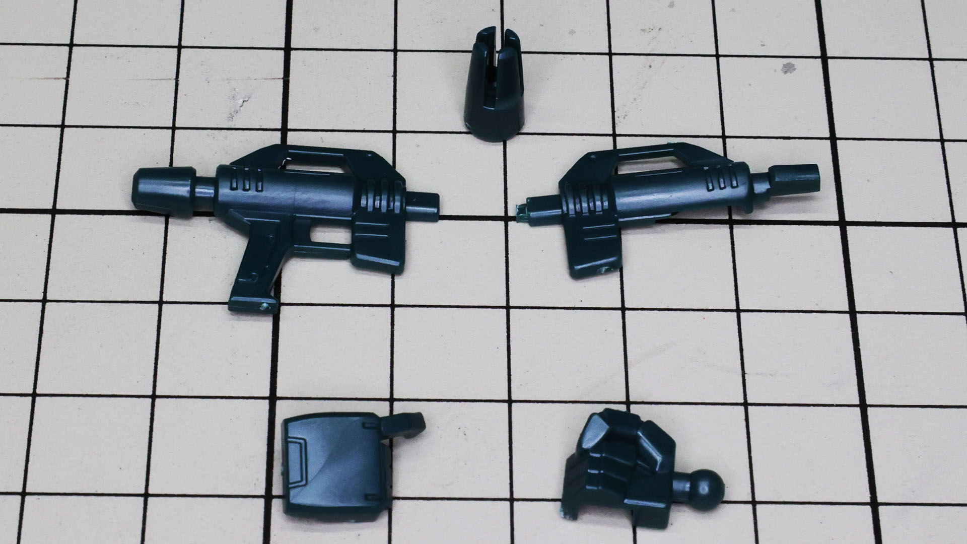 ビーム・スプレー・ガンは3ピース構造、専用のハンドパーツが付属します