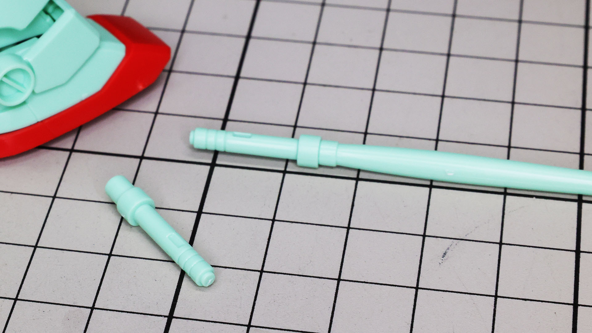 ビーム・サーベルにはランドセル装備用と使用状態のものが付属します