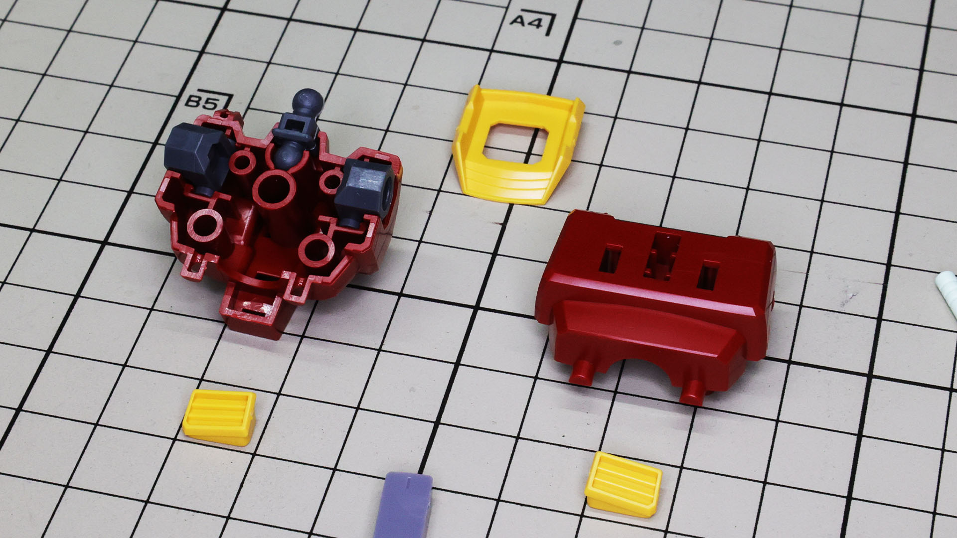 初代ジムは胸部から肩の軸が出ていましたが、ジムIIではポリパーツでスイング可動もできるようになりました