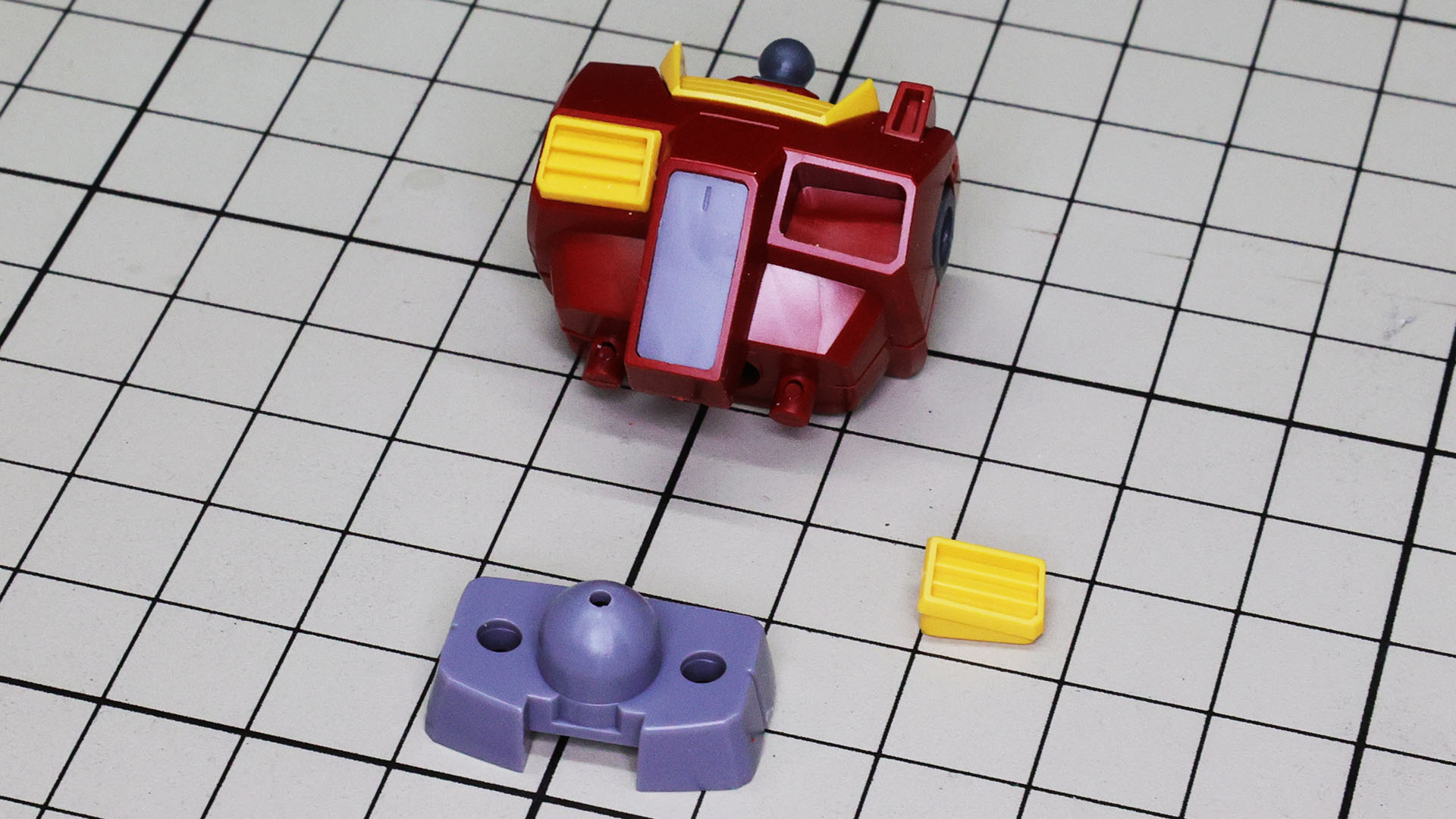 コクピットハッチもカラーパーツで再現、腹部には大きなボールジョイント受けが設計されています