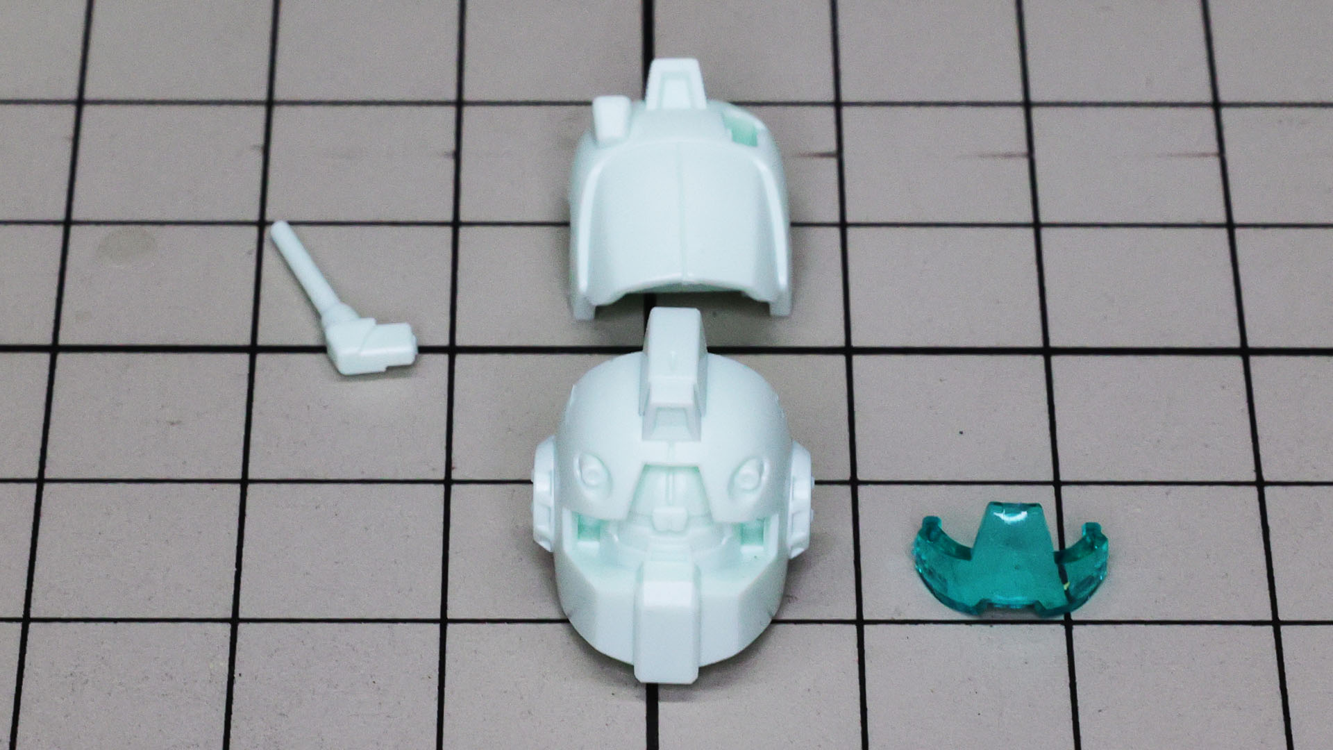 頭部はメカディテールがモールドされ、クリアーパーツで覆います