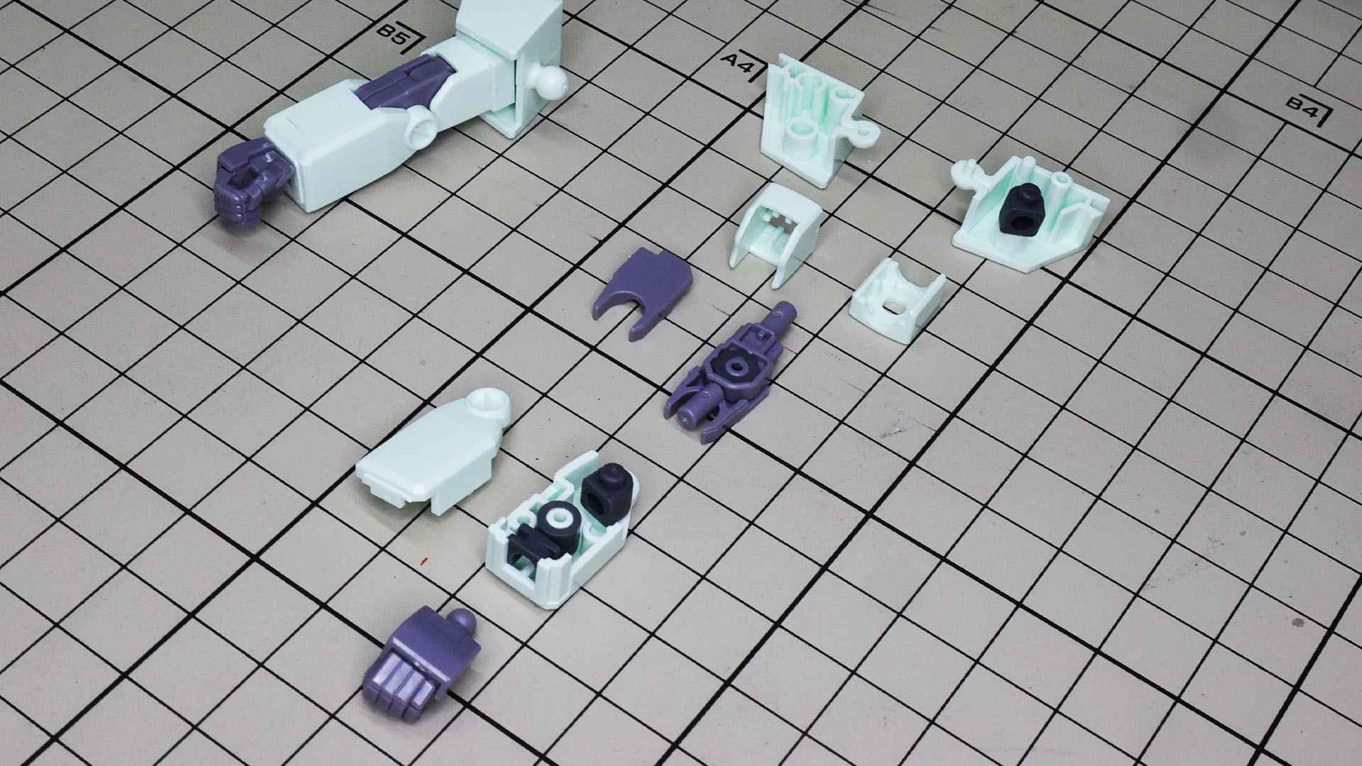 前腕にはポリパーツを組み込みますが、肘関節は簡易フレーム構造！