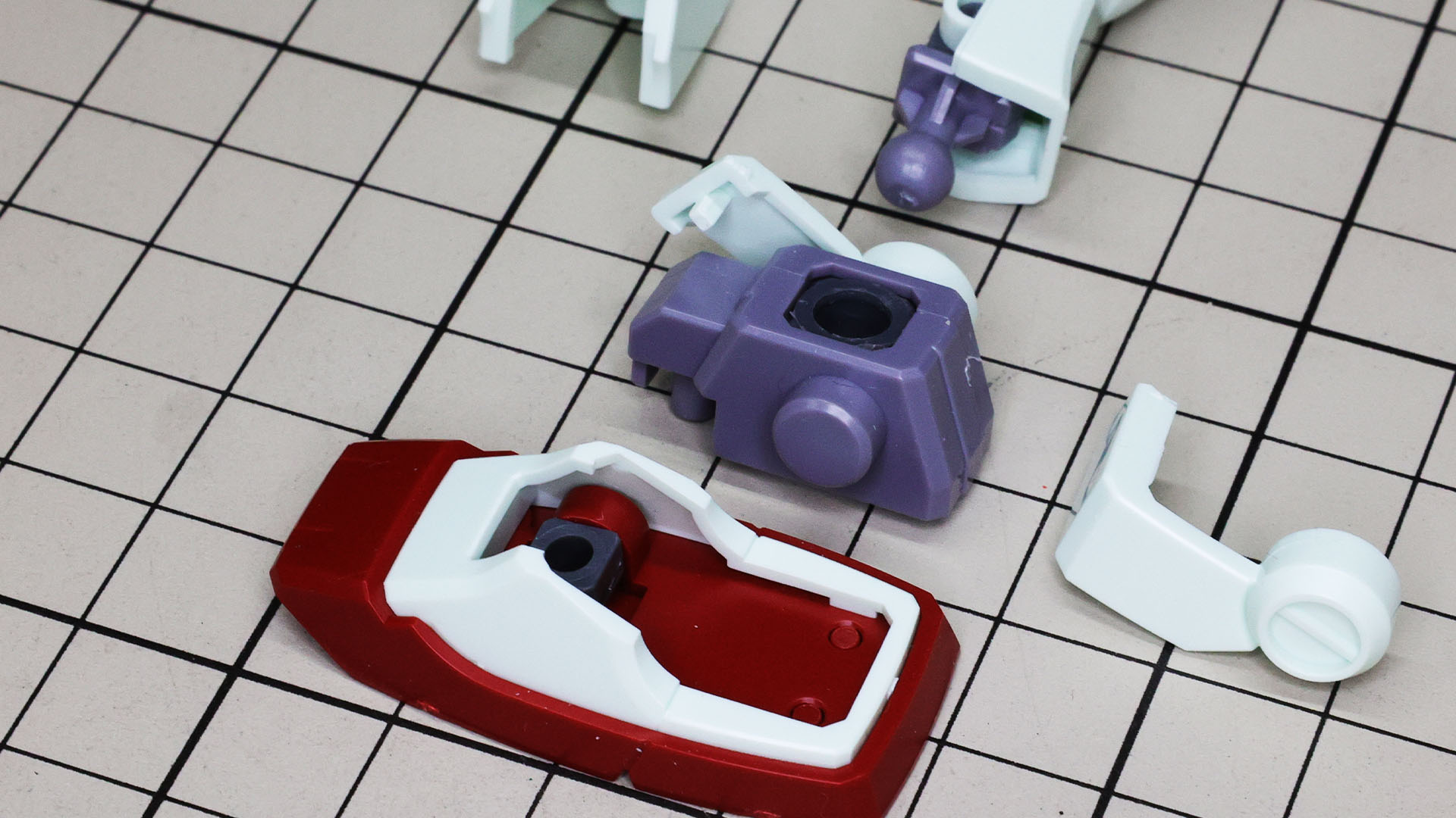 ボールジョイントの受けを組み込んだ足首メカはつま先可動的な構造のソールに組み込まれます