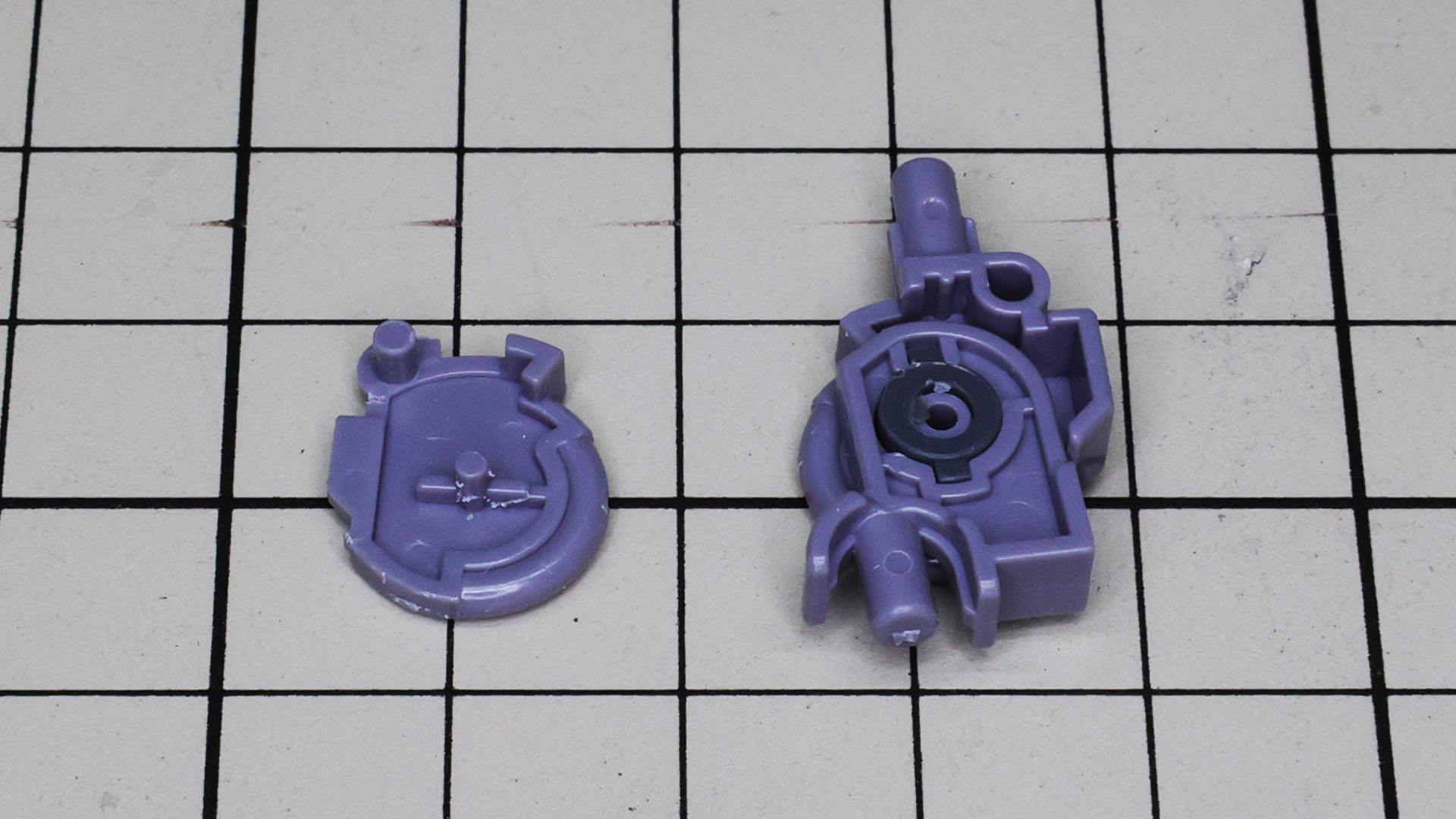 膝関節もフレーム的な構造と、パイピングなどのディテールが楽しい