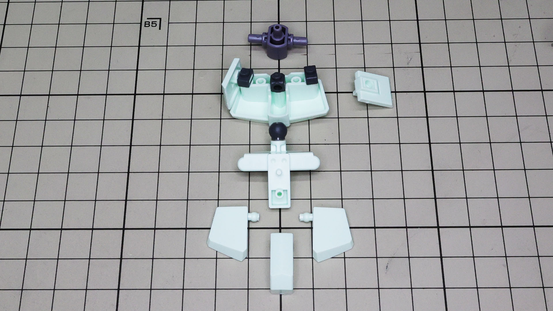 リア側のパーツに左右装甲用、中央に股関節用ポリパーツを組み込みます