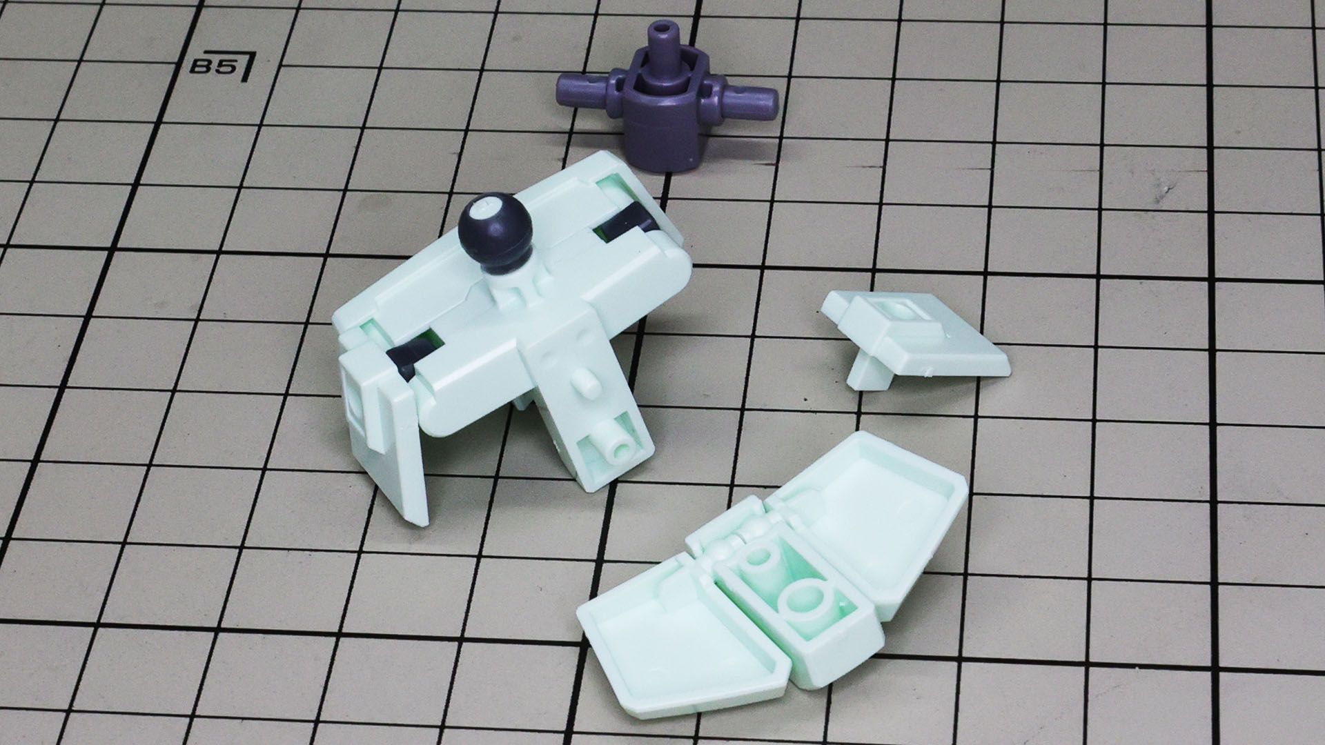 ボディとの接続に大きなボールジョイントのポリパーツが用意されます